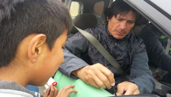 Ángel Comizzo no le negó un autógrafo a los pequeños. (Carlos Lara)
