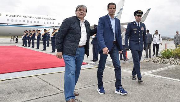 El jefe de la Asamblea Nacional de Venezuela, Juan Guaidó, ofrece declaraciones a su llegada al Aeropuerto Internacional El Dorado de Bogotá. (Foto: EFE)