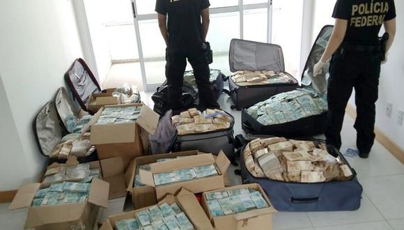 La policía federal de Brasil decomisa valijas y cajas llenas de billetes de 50 y 100 reales en un departamento en Salvador. (AFP)