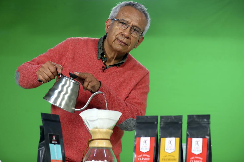 Waldino Arriola, dueño y fundador del restaurante café Aicasa aseguró que ahora el público reconoce que el café peruano es bueno. (Geraldo Caso)