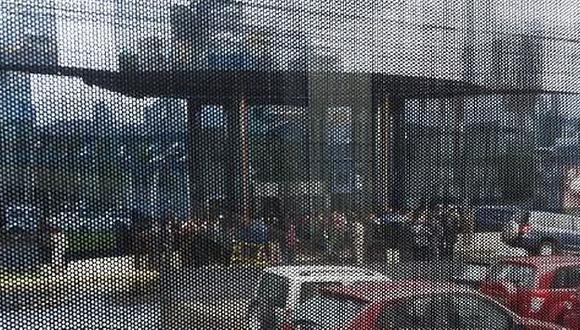 Personas fuera de las oficinas de la Torre Azul en Bolivia. Fuente: @lusisandia