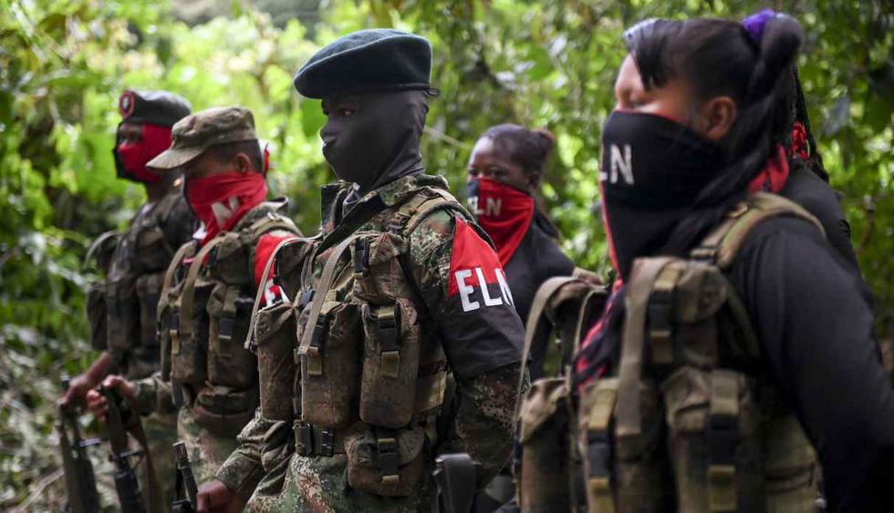 Miembros del frente de Ernesto Che Guevara, pertenecientes a las guerrillas del Ejército de Liberación Nacional (ELN), se alinean en la jungla, en el departamento de Chocó en Colombia. (Foto: AFP)