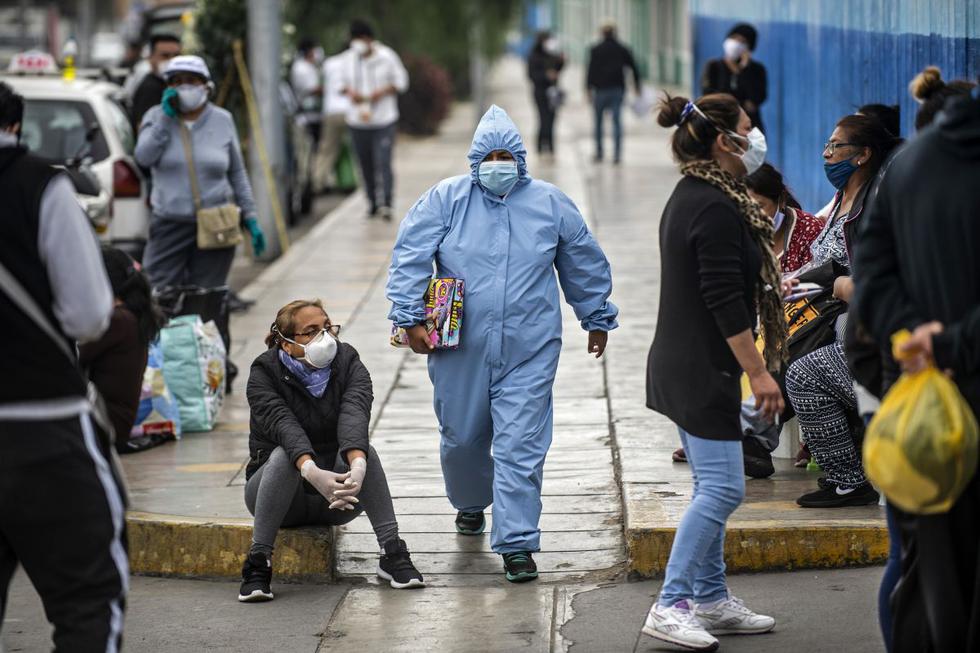 La gente espera recibir atención médica, fuera del área de emergencia en el Hospital Alberto Sabogal en Lima, el 27 de mayo de 2020. (Photo by ERNESTO BENAVIDES / AFP)