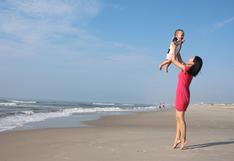 Protege a tu bebé del sol y disfruta de un bonito día de playa en familia
