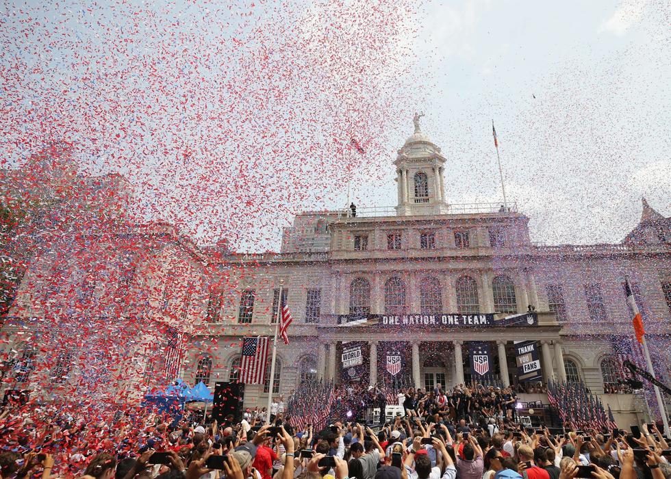 El equipo de fútbol femenino de EE.UU., campeón en la Copa del Mundo, participó en un desfile ante decenas de miles de fanáticos que les rindieron tributo en las calles de Nueva York. (Foto: AFP)
