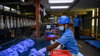 El gigante malasio de los guantes, acusado de menoscabar la salud de sus trabajadores en plena pandemia 