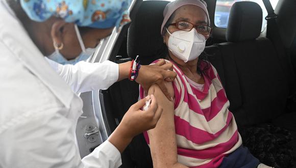 “Debemos tener en cuenta de que, aun estando vacunados, el contagio de COVID-19 sigue siendo posible. Es importante que todos sigamos tomando precauciones", advierte la especialista.  (Photo by ORLANDO sierra / AFP)