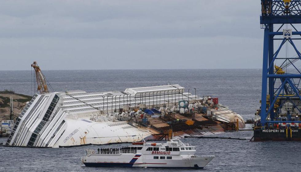Los restos del barco, propiedad de la naviera Costa Cruceros, siguen encallados frente a la isla del Giglio. (Reuters)