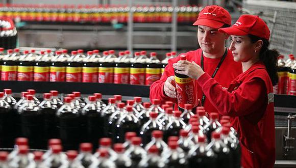 Coca-Cola no descartó la posibilidad de que haya *recortes adicionales en el futuro. (Bloomberg)