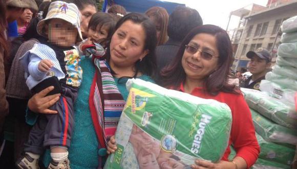 La ministra de la Mujer, Marcela Huaita, entregó 100 mil pañales a la Municipalidad de Tarma. (Facebook)