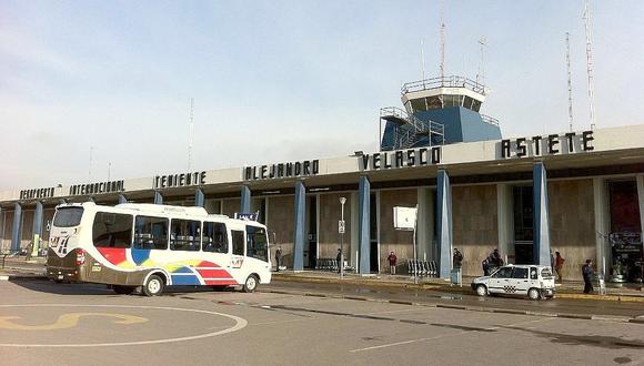 El aeropuerto Velasco Astete, en vez de recibir viajeros con los brazos abiertos, sigue brindando un pésimo servicio, señala el columnista.
