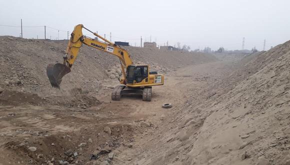 Las labores se efectúan con una excavadora y cuatro volquetes del programa PNC - Maquinarias. (Difusión)