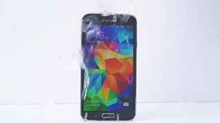 'Ice Bucket Challenge': El Samsung Galaxy S5 reta al Iphone 5S de Apple