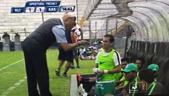 Josimar Atoche tiró la camiseta de Alianza Lima y Roberto Mosquera lo recriminó. (CMD)