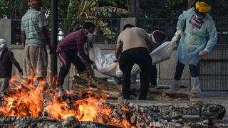India: hombre que ayudó a cremar 1.300 víctimas de COVID-19, muere infectado y sin recibir ayuda
