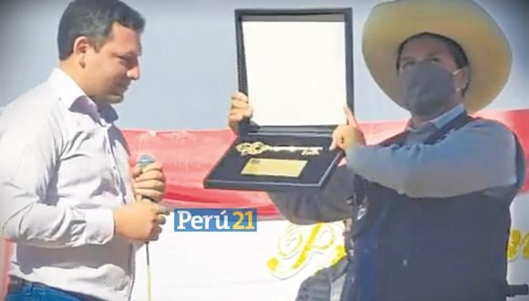 Muy agradecido. Medina le entregó a Castillo las llaves de Anguía en setiembre del año pasado. (Foto: Perú21)