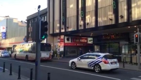 Mujer atacó con un cuchillo a 3 personas en Bruselas. (Captura de video)