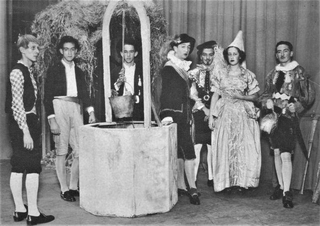 Junio 1938, la AAA estrena su primera obra: “De los Invencibles Hechos de Don Quijote de la Mancha”. Ricardo, segundo de la izquierda, seguido de sus hermanos Juan, Bernardo y Chabuca Granda. (Fotos: "Ricardo Roca Rey: Una profunda huella")