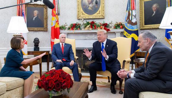 Schumer y Pelosi se reunieron con Donald Trump con una oferta de aprobar 1.300 millones de dólares para seguridad fronteriza, pero rechazaron el proyecto de muro, lo que originó la acalorada discusión. (Foto: EFE)