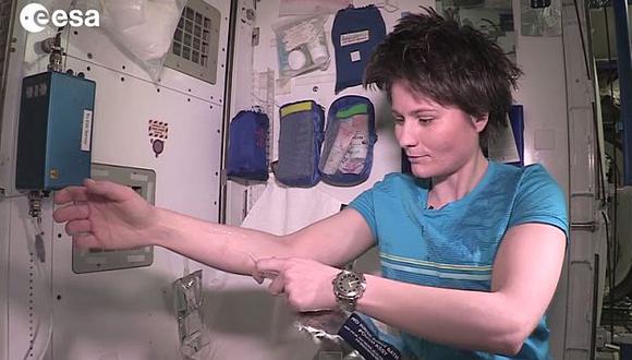 Astronauta Samantha Cristoforetti explica cómo los astronautas, dentro de sus labores diarias en el espacio, se mantienen limpios. (ESA)