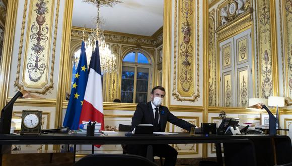 El presidente francés, Emmanual Macron, habla por teléfono en el Palacio del Elíseo de París. (Foto: Ian LANGSDON / POOL / AFP)