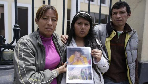 Dolor. Los familiares llegaron ayer a la Morgue Central de Lima para retirar los restos de Carla Andrade. (Rafael Cornejo)