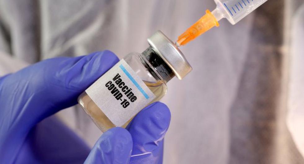 Imagen referencial. AztraZeneca y la Universidad de Oxford reconocieron un error de fabricación que está generando dudas sobre los resultados preliminares de su vacuna experimental contra el COVID-19. (Foto: REUTERS).
