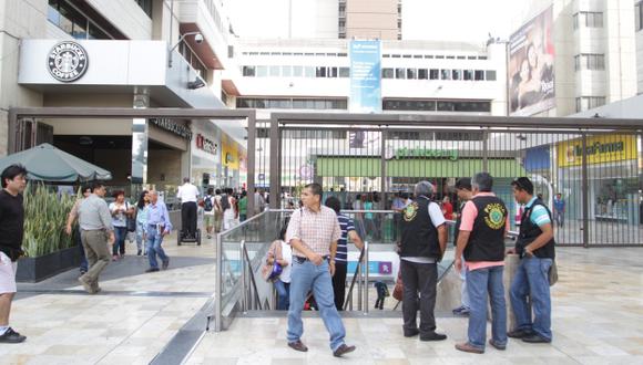 Vándalos tomaron por asalto el Real Plaza de Centro Cívico el sábado pasado. (Roberto Rojas/USI)