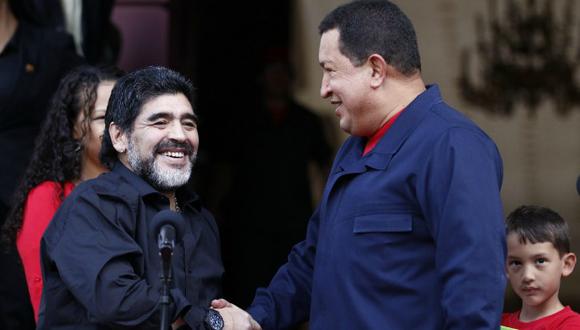 Maradona junto a el fallecido ex presidente, Hugo Chávez. (Reuters)