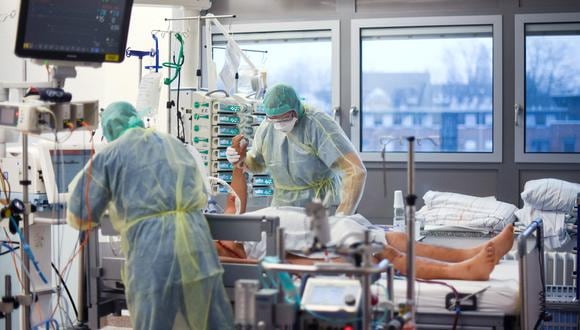 El personal médico ayuda a un paciente infectado con el coronavirus en la unidad de cuidados intensivos del hospital universitario (Bergmannsheil Klinikum) en Bochum, Alemania occidental. (Foto: Ina FASSBENDER / AFP)
