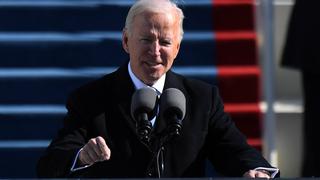 Biden firma decretos sobre “soñadores”, muro con México y veto migratorio 