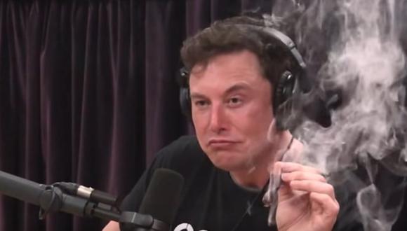 Elon Musk fumando marihuana. (Foto: Captura/YouTube)