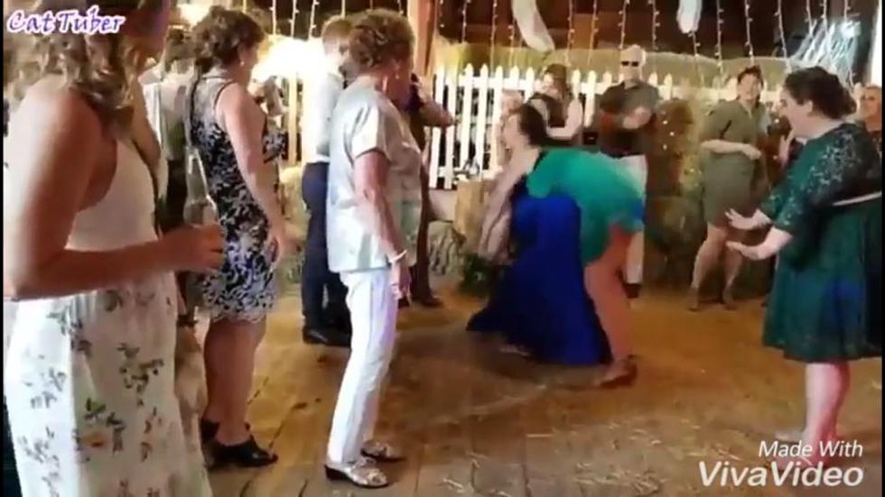 Dos chicas asistieron a una boda y protagonizaron una singular situación durante el lanzamiento del bouquet. El video del hecho fue visto por más de 8 millones de usuarios de YouTube. (Captura)