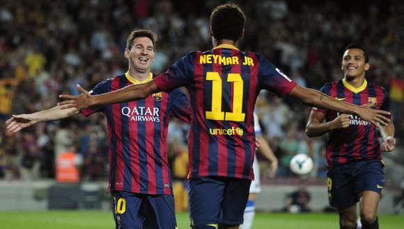 DINAMITA PURA. Messi agradece a Neymar por el pase de gol. El paulista ‘mojó’ por primera vez. (AP)