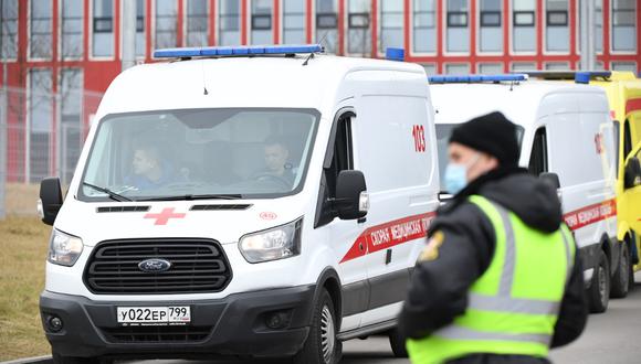 Un funcionario observa cómo las ambulancias están estacionadas en los terrenos de un hospital en Kommunarka, en las afueras de Moscú. (NATALIA KOLESNIKOVA / AFP)