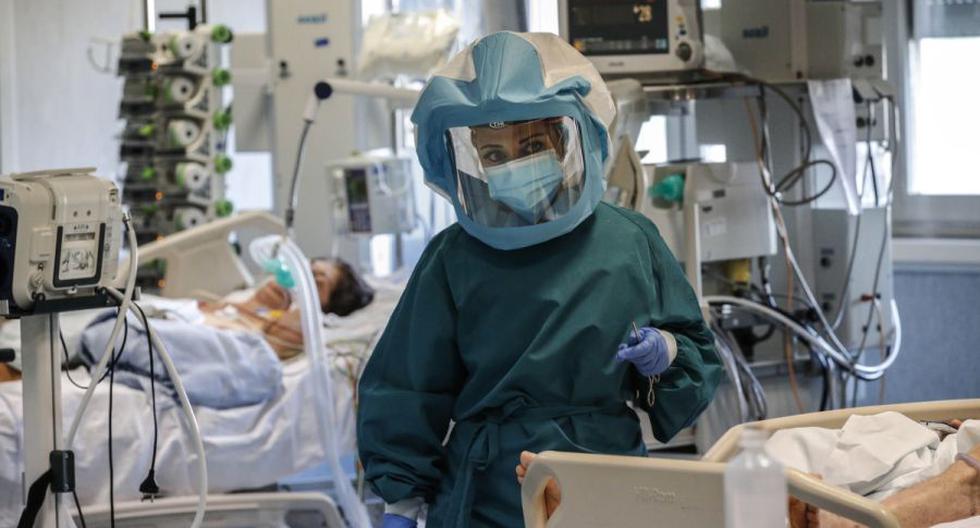 Imagen referencial. Trabajadores sanitarios son vistos trabajando en el hospital Tor Vergata durante la segunda oleada de la pandemia del coronavirus en Roma, Italia, el 26 de noviembre de 2020. (EFE/EPA/GIUSEPPE LAMI).