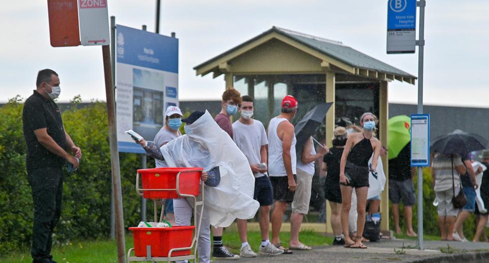 La gente hace fila para una prueba de coronavirus en el Hospital Mona Vale en Sídney (Australia), el 18 de diciembre de 2020. (Steven Saphore / AFP).