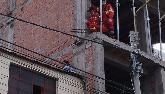 La mujer tuvo que saltar desde el tercer piso en el que se encontraba al segundo nivel de la casa contigua por el temor a ser golpeada.