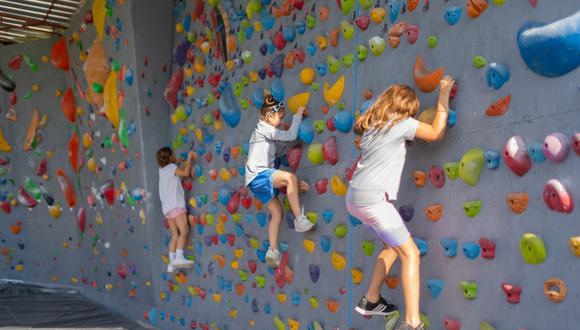 La práctica de la escalada para niños permite desarrollar mayor coordinación y control corporal.
