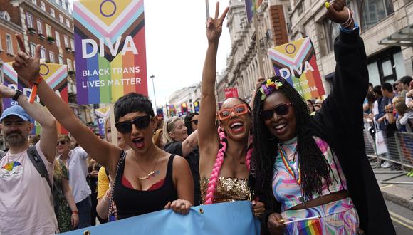 Los espectadores se alinean en la ruta mientras los miembros de la comunidad de lesbianas, gays, bisexuales y transexuales participan en el Desfile del Orgullo Gay anual en las calles de Soho en Londres el 2 de julio de 2022. (Foto: Niklas HALLE'N / AFP)