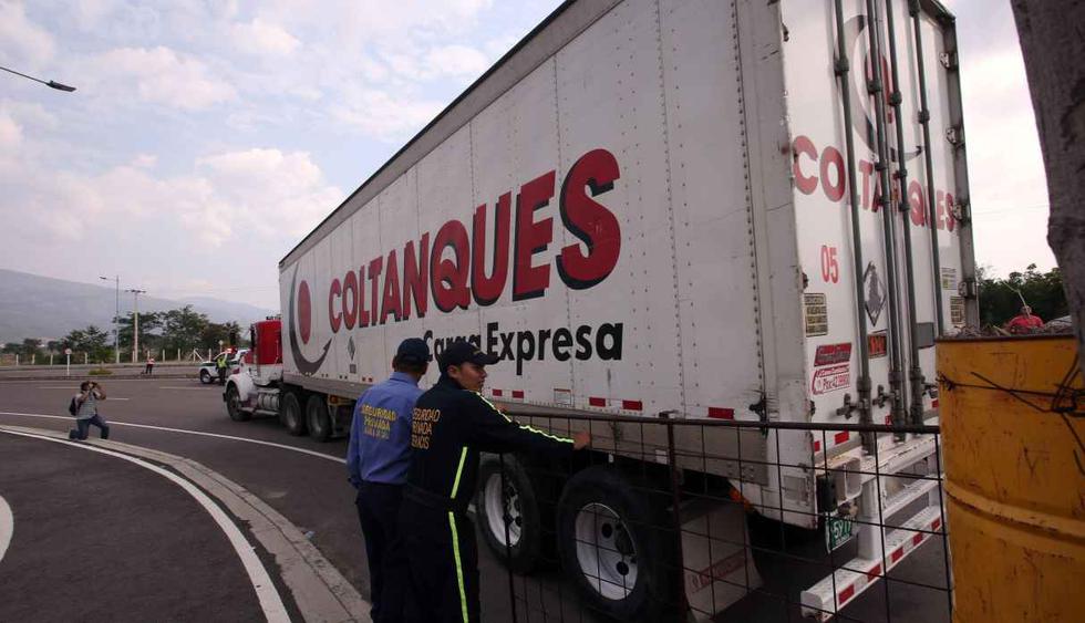 Fotografía de los camiones donde se transporta el primer cargamento de ayuda humanitaria internacional para Venezuela, en inmediaciones al puente fronterizo de Tienditas, en Cúcuta (Colombia). (Foto: EFE)