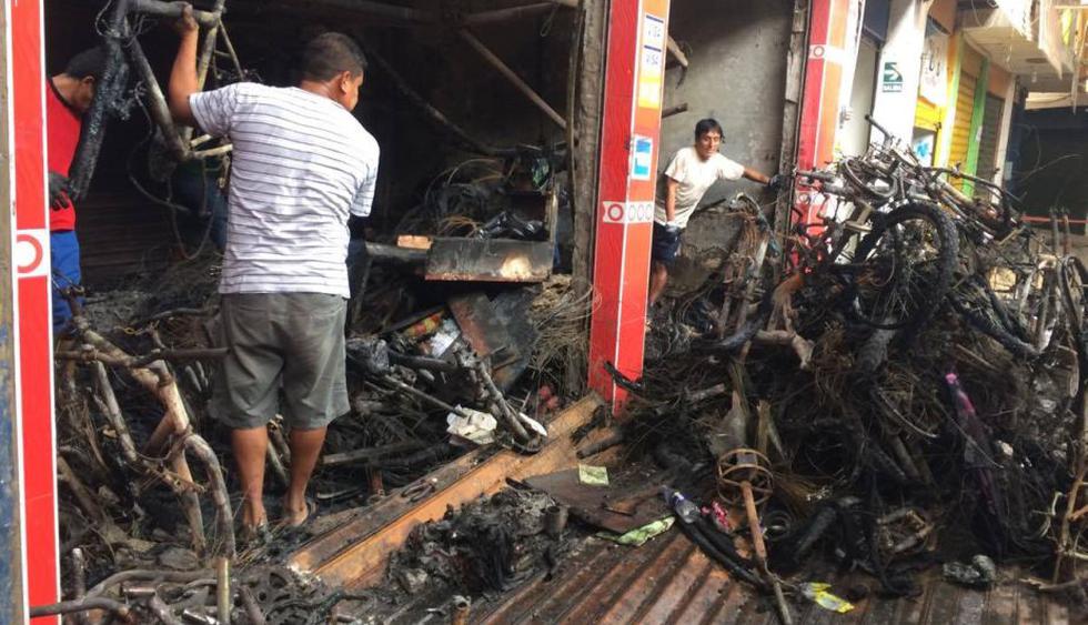 El fuego destruyó cinco puestos del Mercado de Telas de la ciudad de Piura. (Jorge Merino)