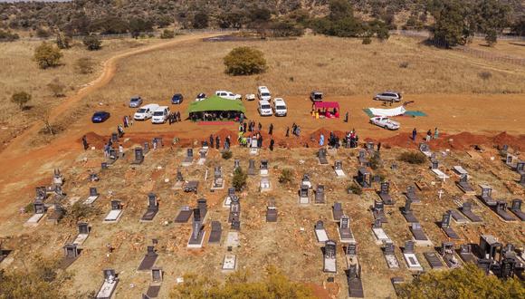 Esta foto aérea muestra los funerales que tienen lugar junto a una hilera de tumbas recién excavadas en una sección del cementerio Westpark, en Johannesburgo, el pasado 22 de julio. (Michele Spatari / AFP)