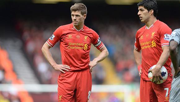 Steven Gerrard y Luis Suárez son compañeros y amigos en Liverpool. (EFE)