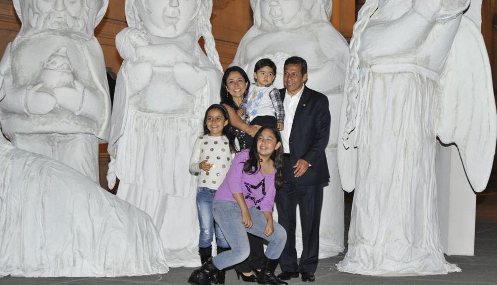 La familia presidencial posa junto al enorme nacimiento. (Andina)