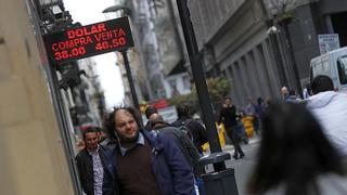 Argentina: el tipo de cambio sube y cierra en casi 42 pesos por dólar