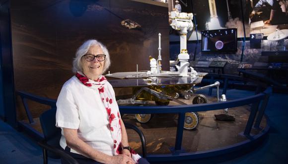 Sue Finley posa para un retrato en el Laboratorio de Propulsión a Chorro de la NASA en Pasadena, California, el 11 de julio de 2019. (Foto: AFP)