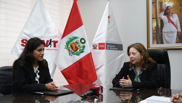 La titular de Educación, Magnet Márquez (der) firmó un convenio con la presidenta ejecutiva de Servir, Ana Pari Morales. (Foto: Minedu)