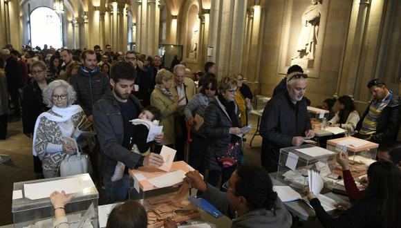 Los votantes hacen fila para emitir su voto en la Universidad Central de Barcelona, que se utiliza como centro de votación durante las elecciones generales en España. (Foto: AFP)