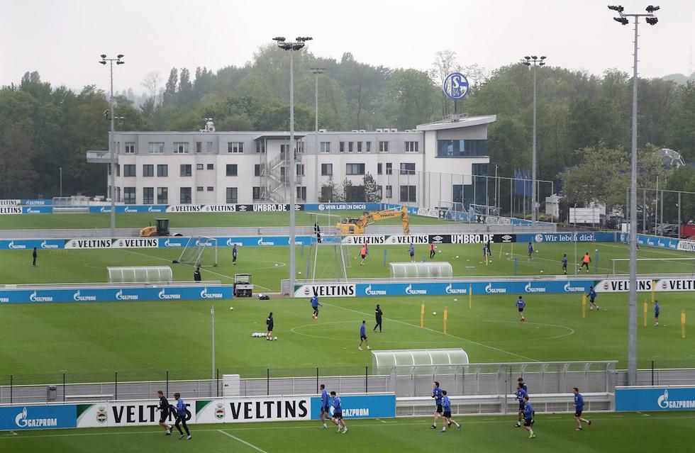Schalke 04 entrena en Alemania, pero sus jugadores no respetan el distanciamiento recomendado. (Foto: EFE)